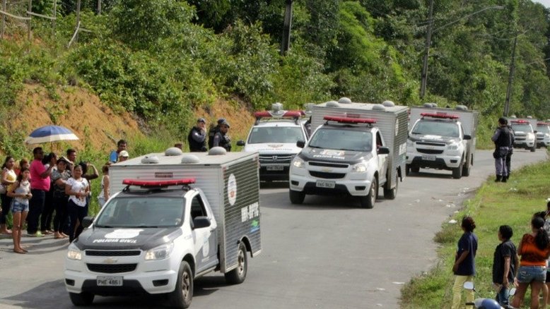 Autoridades buscam dezenas de presos foragidos e investiga massacre em Manaus
