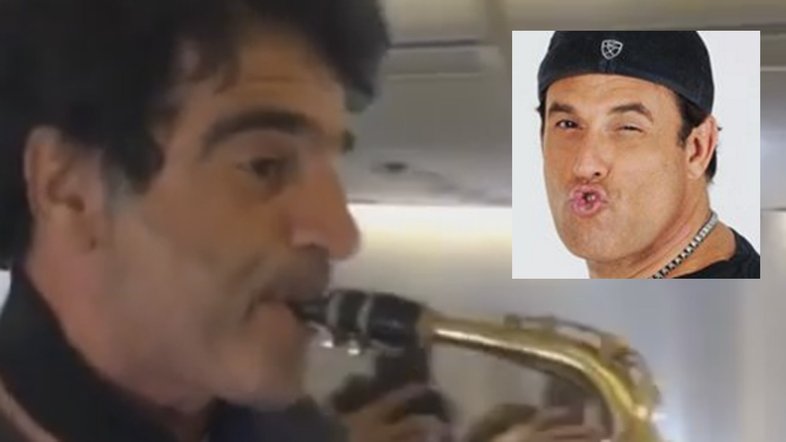 Ex-integrante do Kid Abelha toca sax em avião