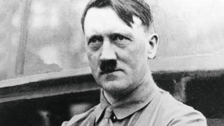 Casal que batizou filho de 'Adolf Hitler' é condenado no Reino Unido