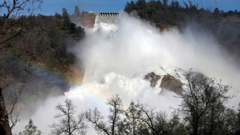 Califórnia suspende ordem de evacuação por dano a represa