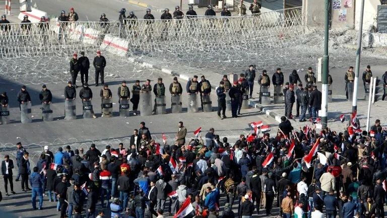 Confrontos entre policiais e manifestantes deixam muitos feridos em Bagdá