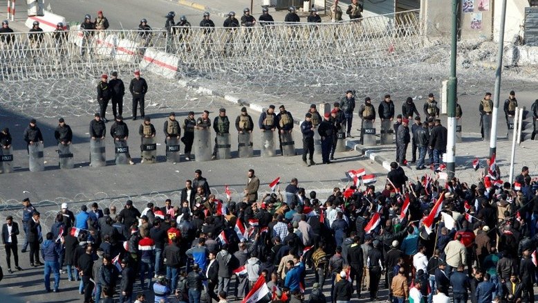 Confrontos entre policiais e manifestantes deixam muitos feridos em Bagdá