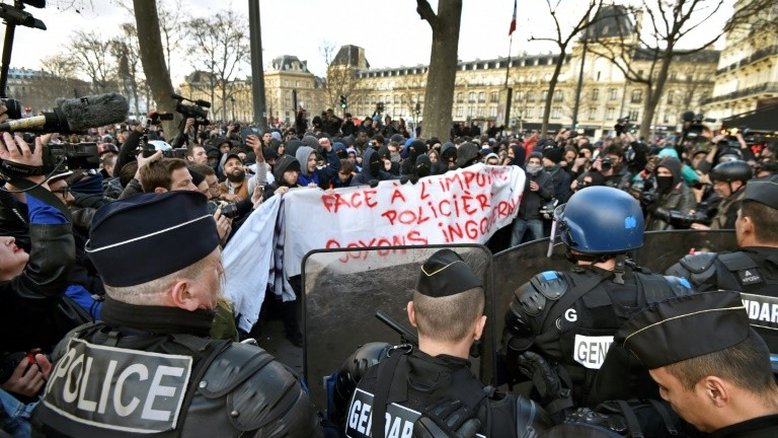 Milhares protestam na França contra violência policial