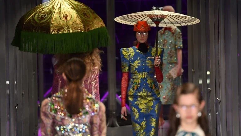 Gucci faz sucesso em Milão com desfile extravagante
