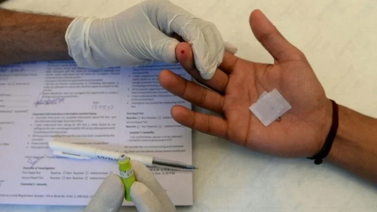 Uma adolescente é infectada por HIV a cada 3 mins, diz Unicef