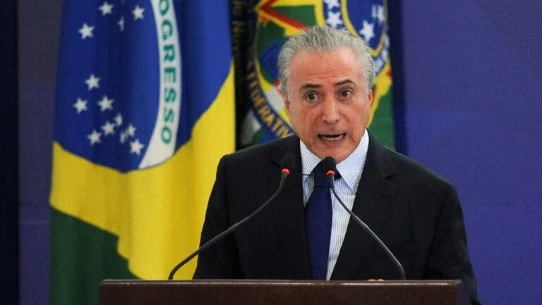 Temer promete afastar ministros denunciados na 