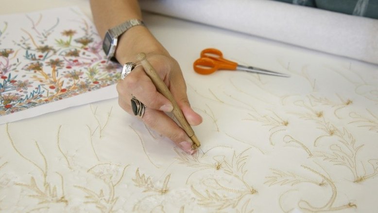 Morre a estilista francesa Emmanuelle Khanh, pioneira do prêt-à-porter