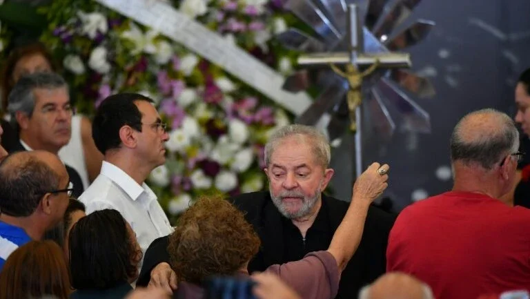 Lula se despede da esposa com lágrimas e duras críticas a seus acusadores