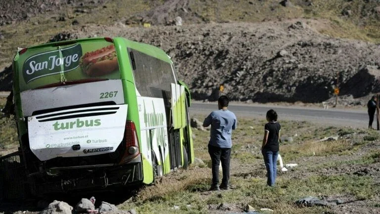 Acidente com ônibus na Argentina deixa 19 mortos