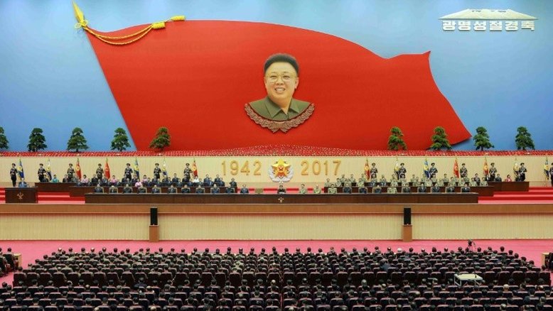 Soldados e recém-casados honram dinastia norte-coreana dos Kim