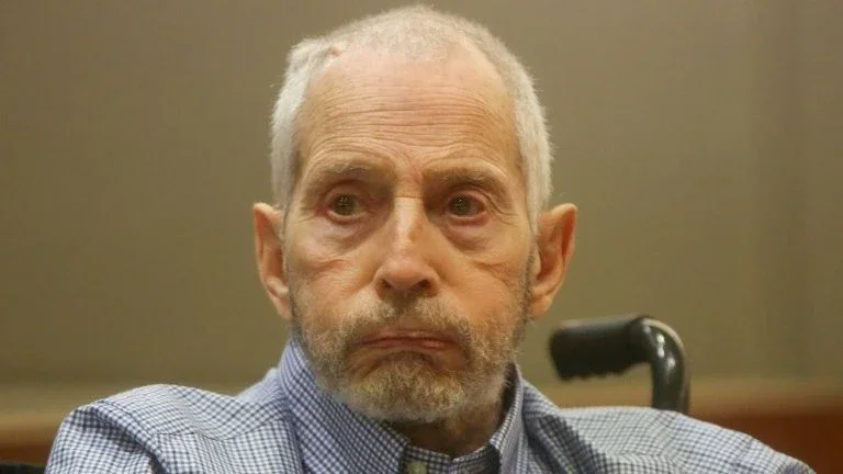 Magnata Robert Durst é condenado à prisão perpétua por matar melhor amiga