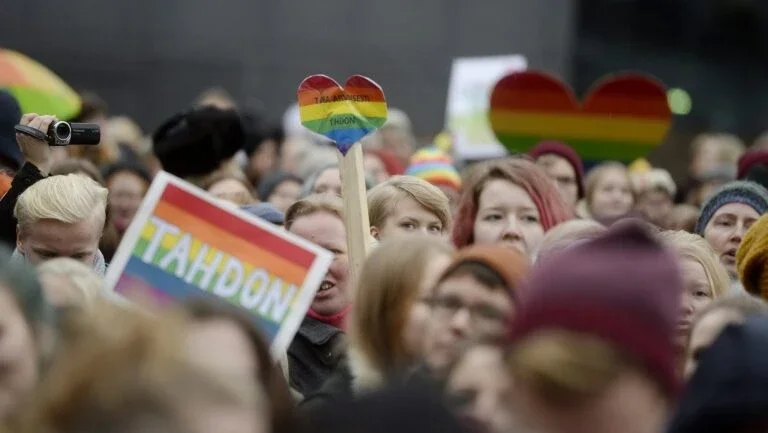 Finlândia aprova casamento homossexual