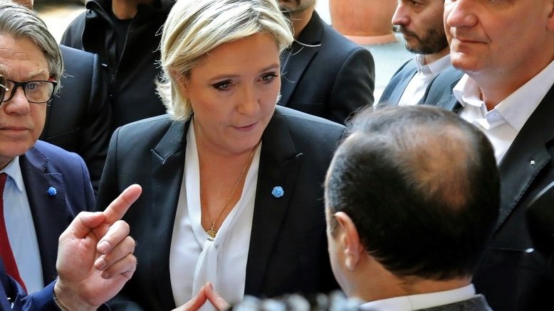 Marine Le Pen se recusa a usar véu em encontro com mufti em Beirute