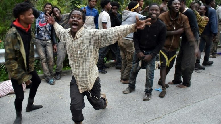 Centenas de migrantes entram na Espanha forçando a cerca de Ceuta