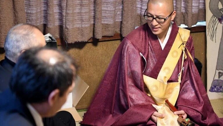 Monges de aluguel em um Japão que perde suas raízes religiosas