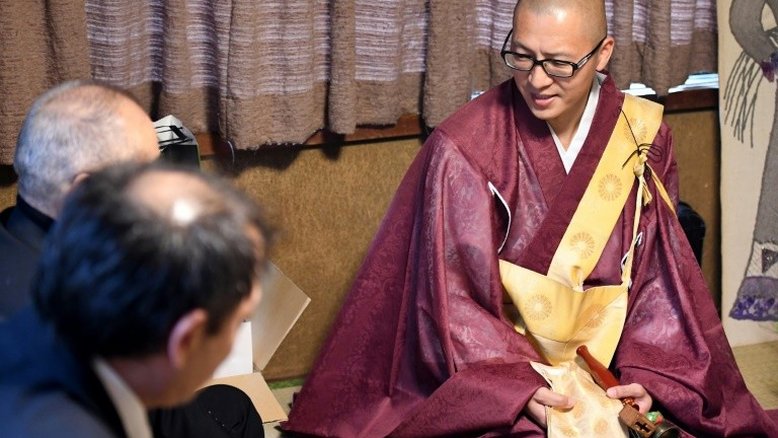Monges de aluguel em um Japão que perde suas raízes religiosas