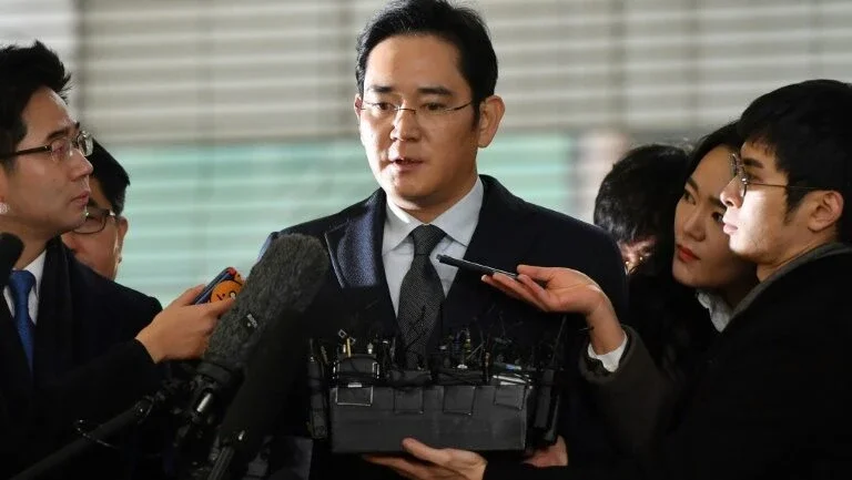 Herdeiro da Samsung comparece a interrogatório em Seul