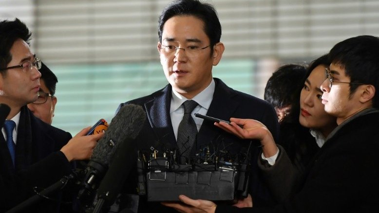 Herdeiro da Samsung comparece a interrogatório em Seul