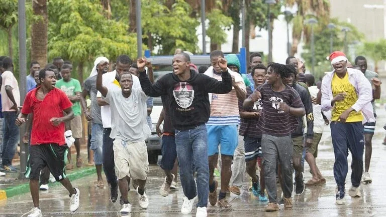 Dezoito imigrantes entram em Melilla após pular barreira no Marrocos