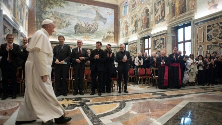 Papa critica 'demagogia populista' que alimenta medo de migrantes