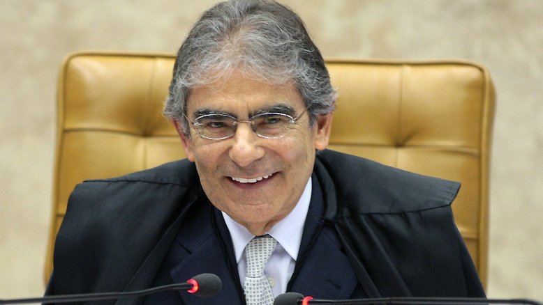'Presidente tem de baixar a crista para a Constituição', diz Ayres Britto