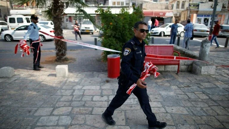 Palestino ataca multidão em mercado perto de Tel Aviv