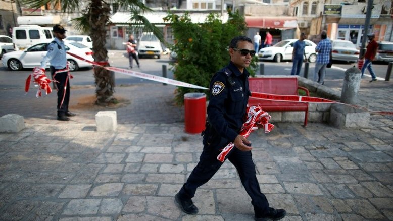 Palestino ataca multidão em mercado perto de Tel Aviv