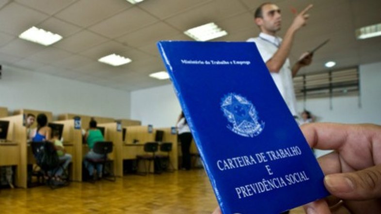 Taxa de desemprego fica em 12% no trimestre até junho, afirma IBGE