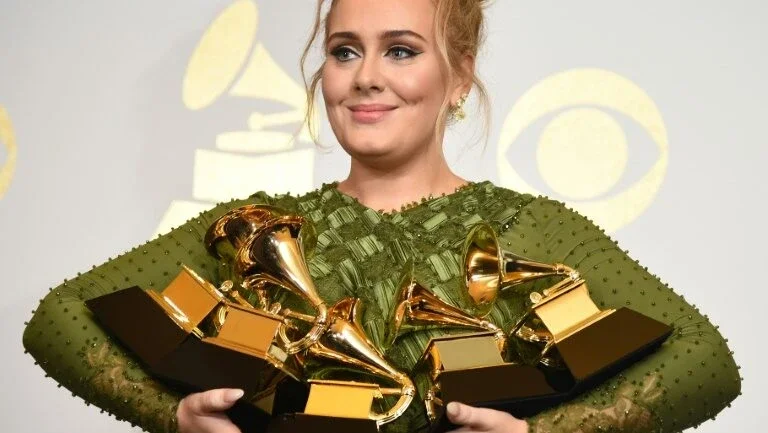 Adele domina Grammy e enaltece trabalho de Beyoncé