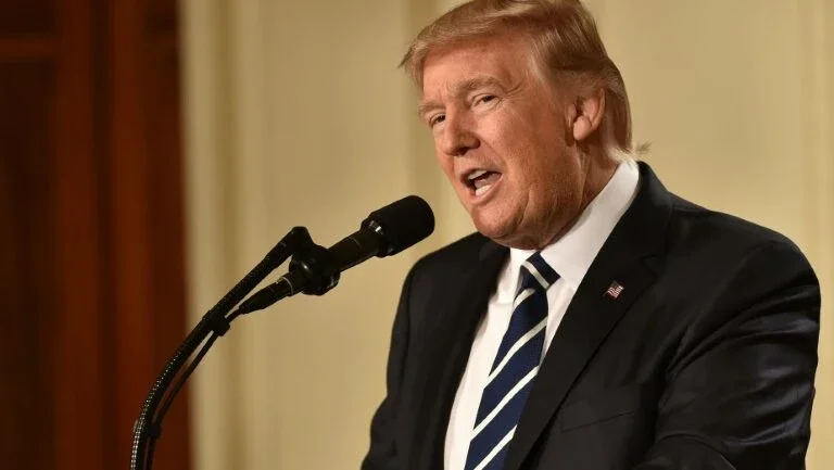 Trump decreta revisão de lei financeira sobre reforma de Wall Street
