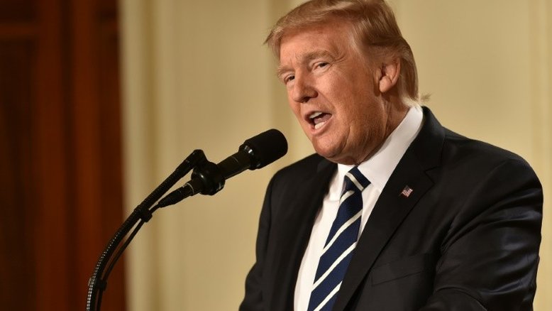 Trump decreta revisão de lei financeira sobre reforma de Wall Street