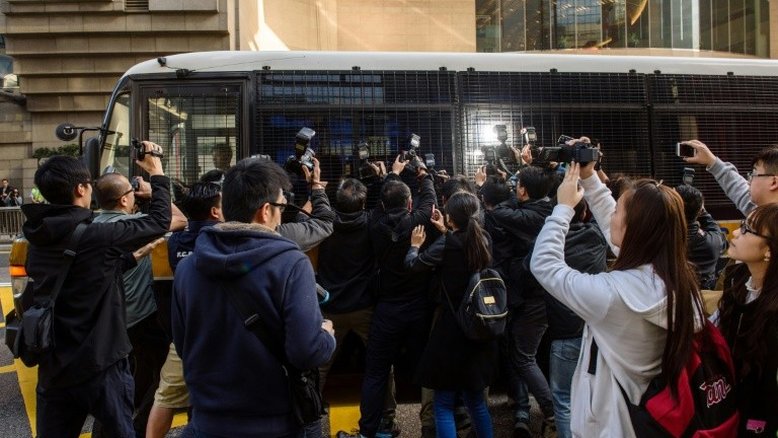 Policiais que agrediram manifestante em Hong Kong são condenados