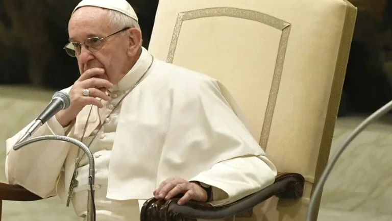 Papa revela seus segredos para combater o estresse e reconhece corrupção no Vaticano