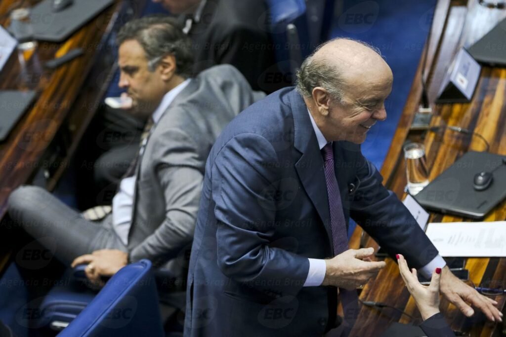 Aécio e José Serra, então senadores: mineiro precisou chefiar partido para desbancar paulistas e assegurar candidatura presidencial