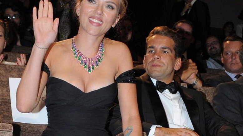 'Monogamia não é natural', diz Scarlett Johansson após separação