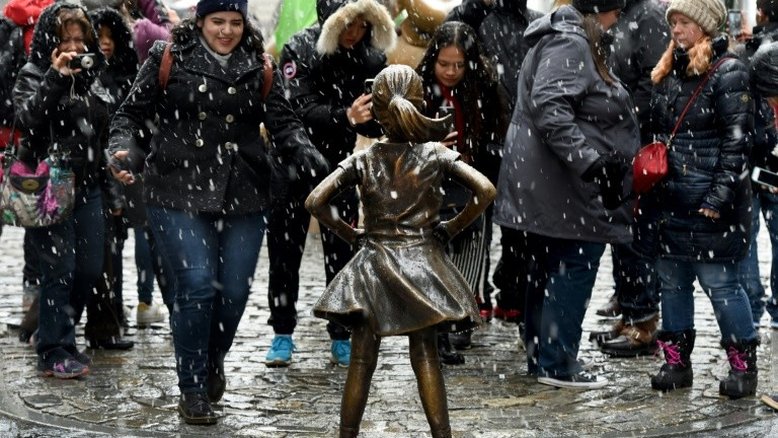 Petição para manter estátua de menina em frente ao touro de Wall Street