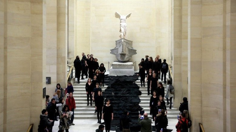 Defensores do meio ambiente derramam 'rio de petróleo' no Louvre
