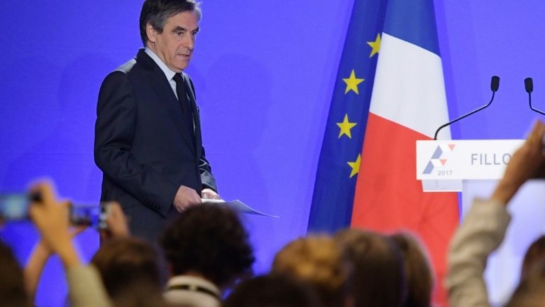 Fillon continua na corrida presidencial, apesar de indiciamento