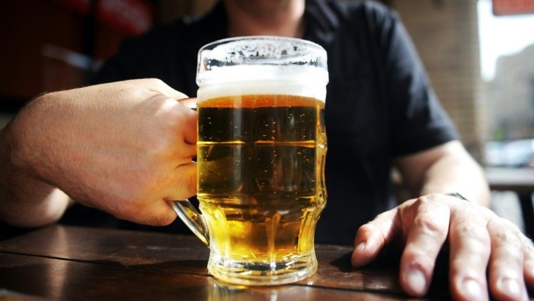 Cientistas dizem que os copos de cerveja são muito grandes e sugerem diminuir o tamanho