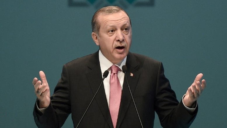 Erdogan acusa Merkel de "apoiar terroristas"