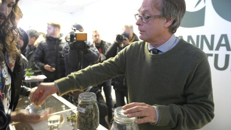 Polícia faz batida em lojas ilegais de maconha no Canadá