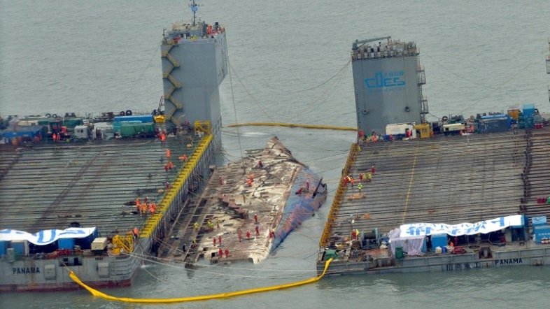 Três anos após naufrágio, balsa é resgatada na Coreia do Sul