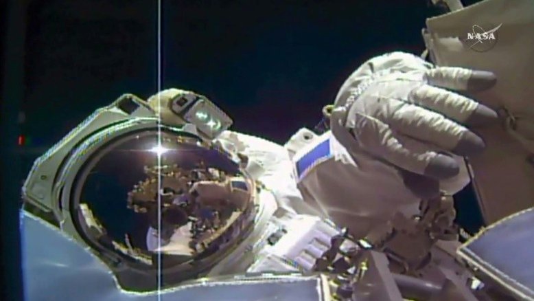 Dois astronautas terminam com sucesso caminhada espacial