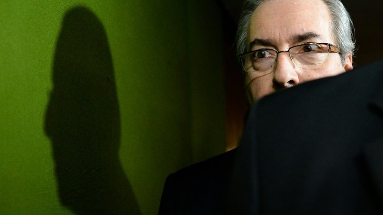 Cláudia Cruz monta árvore de Natal esperando Eduardo Cunha retornar