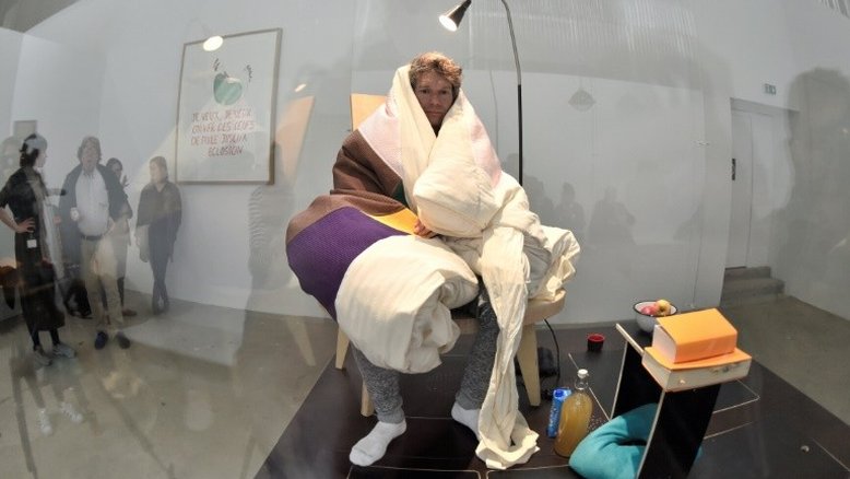 Após se fechar em uma pedra, artista francês Poincheval choca ovos