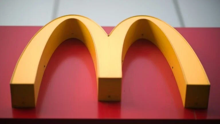 Dados de 100.000 candidatos a emprego no McDonald