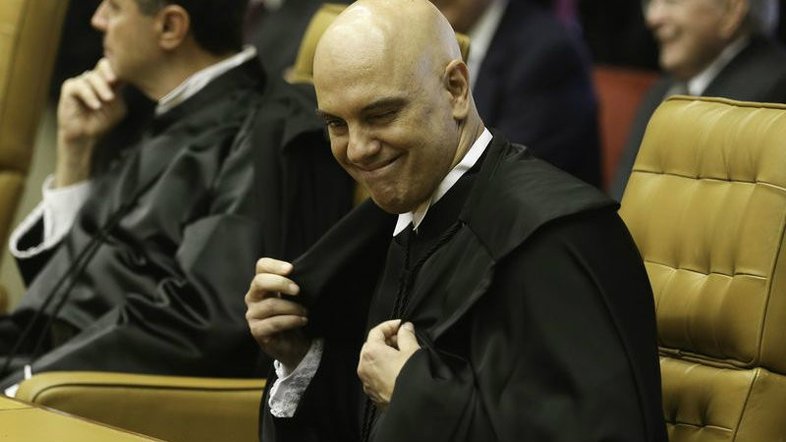 Alexandre de Moraes toma posse como ministro em rápida cerimônia no STF