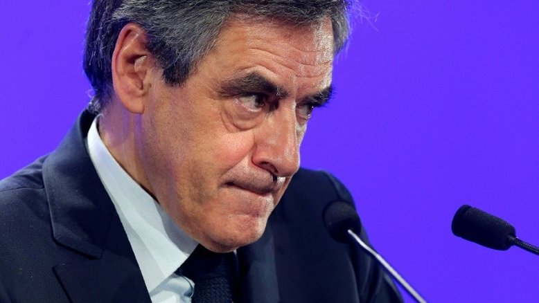 Candidato francês Fillon segue perdendo apoio, mas pede 'resistência'