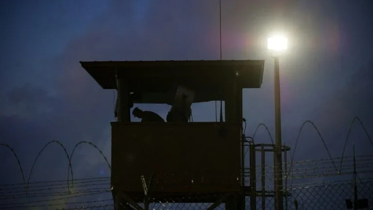 Imagens de alimentação forçada de preso em Guantánamo permanecerão secretas