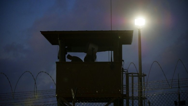 Imagens de alimentação forçada de preso em Guantánamo permanecerão secretas